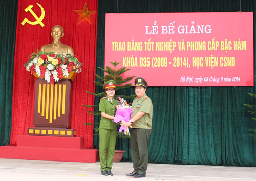 Đại diện học viên khóa D35 tặng hoa cảm ơn Trung tướng Bùi Văn Thành, Thứ trưởng Bộ Công an